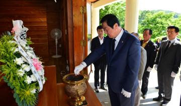 의장단,상임위원장 충령사 참배