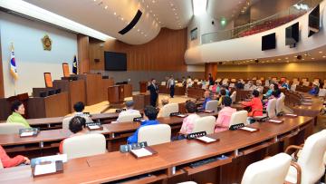 아산시 용화주공3단지 아파트 노인회 일행 의회청사 방문