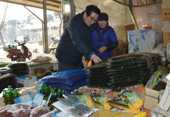 전통시장 상인들과 새해 인사