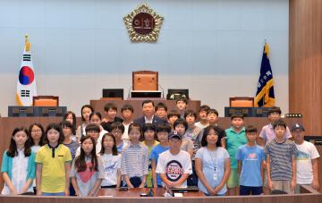 홍성초 학생들 도의회 견학