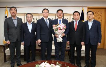 신임 윤철상 도의원 당선 축하