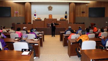 서천군 서천읍 구암리 경로당 어르신들 의회청사 견학