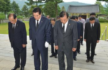 충남도의회 의장단 충의사 참배