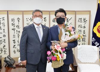 의회사무처 공무원 공로패 수여