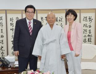 수덕사 옹산 스님, 강윤진 대전지방보훈청장 접견