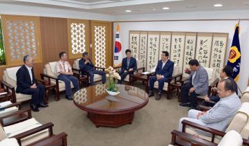 김인의 공주 영명고등학교 교장 일행 접견