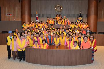 서산시 대산노인대학생일행 의회신청사 견학