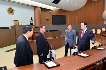 예산군 양승일님 일행 의회청사 방문