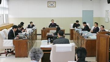 12.6 행정자치위원회의 청양대 예산안 심의 장면