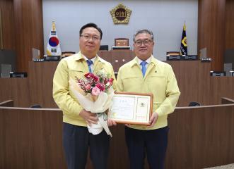 제11대 전반기 유병국 의장 감사패 수여