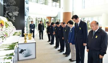 충청남도의회 의정동우회 회원 세월호 희생자 조문