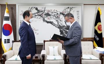 신규 직원 임용 사령장 교부(입법평가팀장 홍준형 사무관)