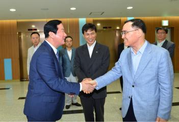 김기영의장 정홍원총리 영접