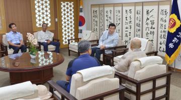 이열하 면장 일행 접견