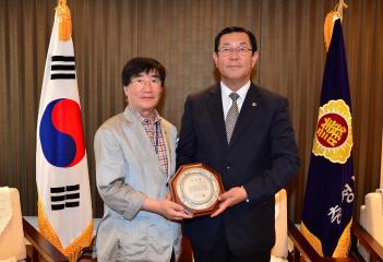 충남도청출입기자단 공로패 전달