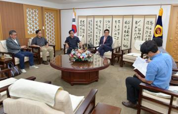 공주시 박규문씨 일행 접견