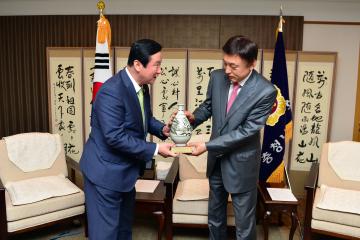 동국대 김대열 교수, 수덕사 옹산 스님 접견