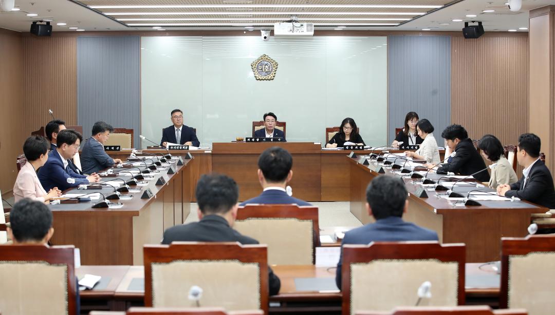 의회운영위원회 사진